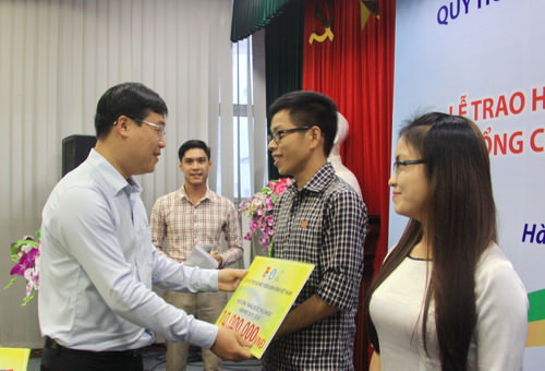 Đồng chí Lê Quốc Phong trao học bổng "Nâng bước Thủ khoa" cho các sinh viên