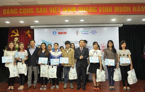 Đồng chí Nguyễn Phi Long - Bí thư BCH Trung ương Đoàn, Chủ tịch Hội LHTN Việt Nam trao học bổng "Câu chuyện hòa bình" cho các sinh viên