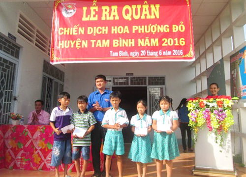 Trao quà cho các em học sinh nghèo vượt khó vươn lên học giỏi huyện Tam Bình