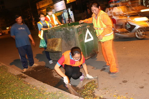 Các chiến sĩ Hoa Phượng Đỏ tham gia “Một ngày làm công nhân vệ sinh môi trường” trên đường Xô Viết Nghệ Tĩnh (Q.Bình Thạnh, TP.HCM) tối 21/6