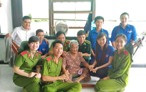 Sinh viên khóa D24S Trường Đại học Cảnh sát nhân dân thăm Mẹ Việt Nam anh hùng tại xã Trung An - Thành phố Mỹ Tho