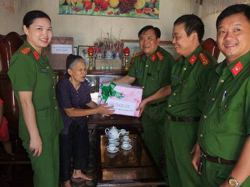 Đoàn viên thanh niên Công an tỉnh tặng quà mẹ Việt Nam anh hùng trên địa bàn tỉnh.     