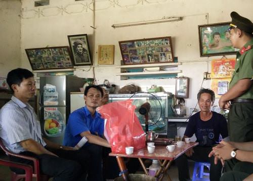 Đoàn TN Công An tỉnh Hà Nam đến thăm và đông viên,tặng quà cho các gia đình thương bệnh binh tại xã Bồ Đề, huyện Bình Lục, tỉnh Hà Nam