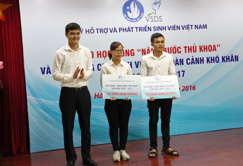 Đồng chí Bùi Quang Huy - Bí thư Trung ương Đoàn trao học bổng "Nâng bước Thủ khoa"