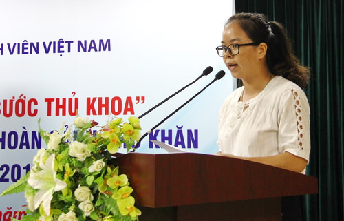 Bạn Hoàng Thị Linh - sinh viên trường ĐH Kinh tế, ĐH Quốc gia Hà Nội chia sẻ tại lễ trao học bổng