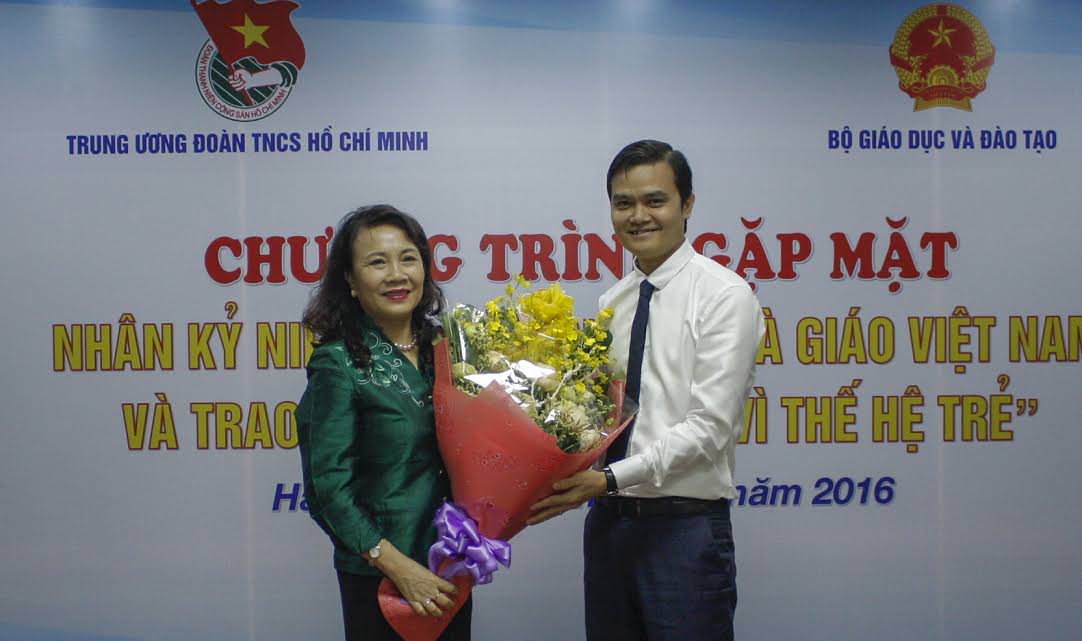 Đồng chí Bùi Quang Huy, Bí thư BCH TƯ Đoàn trao kỷ niệm chương " Vì thế hệ trẻ" cho các đồng chí là cán bộ lãnh đạo và cán bộ chủ chốt các đơn vị thuộc Bộ Giáo dục và Đào tạo tại buổi lễ