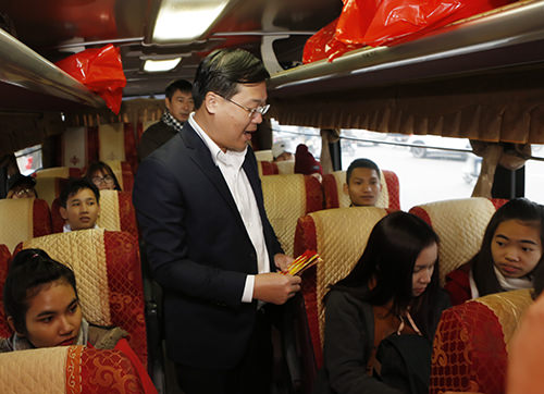 Đồng chí Lê Quốc Phong, Bí thư TƯ Đoàn, Chủ tịch Hội sinh viên Việt Nam lên tận xe thăm 