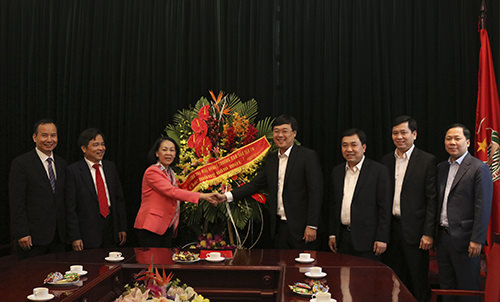 Đồng chí Trương Thị Mai, Ủy viên Bộ Chính trị, Trưởng Ban Dân vận Trung ương gửi tặng lẵng hoa tươi thắm chúc mừng năm mới Trung ương Đoàn TNCS Hồ Chí Minh