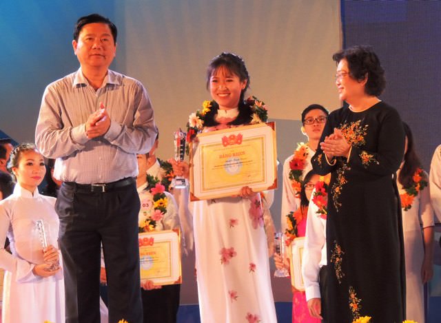 Nguyên Phó Chủ tịch nước Trương Mỹ Hoa và Bí thư Thành ủy TPHCM Đinh La Thăng trao bằng khen và kỷ niệm chương cho các gương sinh viên 5 tốt