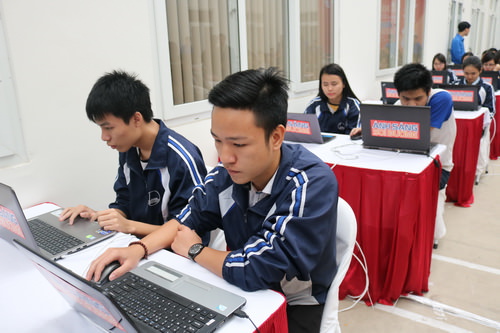Sinh viên ĐH Quốc gia tập trung làm bài thi ngay sau Lễ khai mạc Hội thi 