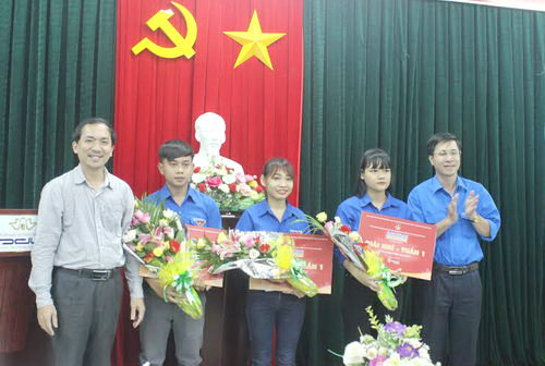 Trao giải cho các thí sinh đạt thành tích cao của trường Đại học Phạm Văn Đồng