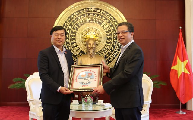 Đ/c Lê Quốc Phong (bên trái) trao quà cho Đại sứ đặc mệnh toàn quyền Việt Nam tại Trung Quốc Đặng Minh Khôi