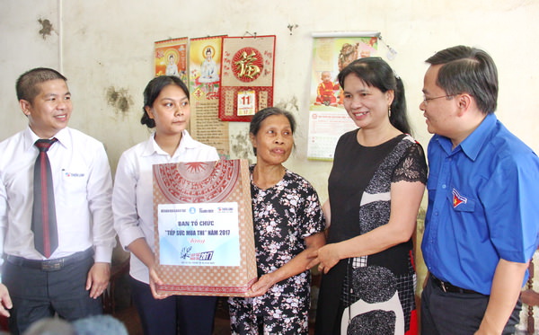 Đồng chí Nguyễn Anh Tuấn - Bí thư Trung ương Đoàn thăm, động viên và tặng quà thí sinh có hoàn cảnh khó khăn