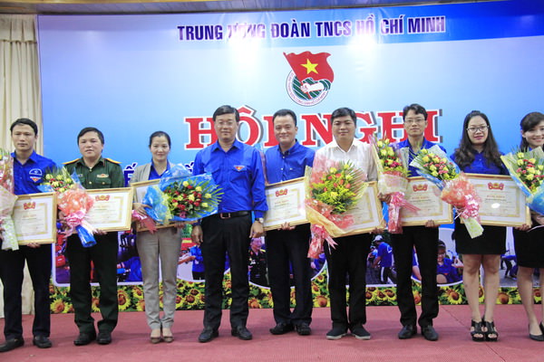 Bí thư thứ nhất Trung ương Đoàn tặng bằng khen cho 18 tập thể có thành tích xuất sắc trong Chiến dịch TNTN hè 2017