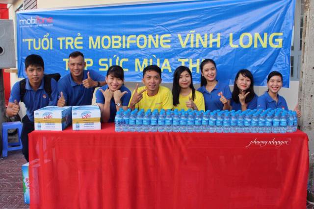 Mobifone Vĩnh Long đồng hành, tiếp sức mùa thi khi hỗ trợ miễn phí hàng ngàn chai nước suối cho sĩ tử.