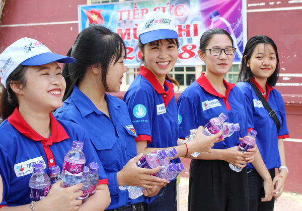 Sinh viên tình nguyện tiếp sức mùa thi tại trường Nguyễn Tất Thành