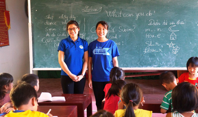 Hai sinh viên Nguyễn Thị Như Quỳnh và Nguyễn Thị Thanh Nga , suốt 4 năm liền về quê dạy chữ miễn phí cho các em học sinh nghèo.