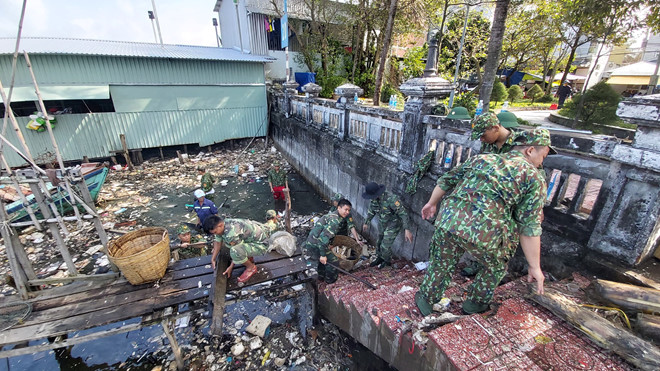 8.200 người Phú Quốc thu gom 25 tấn rác và khai thông cống rãnh - ảnh 4