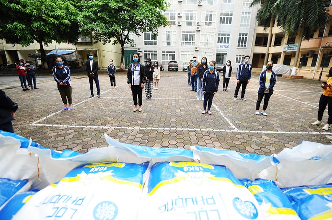 Trao tặng hơn 15 tấn gạo hỗ trợ sinh viên có hoàn cảnh khó khăn - ảnh 5