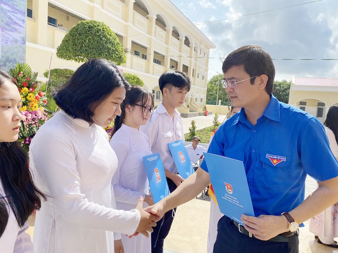 Chủ tịch Hội Sinh viên Việt Nam dự khai giảng vào trao học bổng - ảnh 1