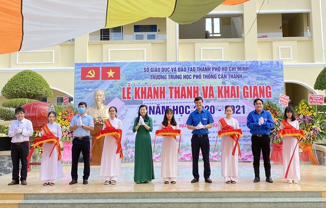 Chủ tịch Hội Sinh viên Việt Nam dự khai giảng vào trao học bổng - ảnh 2