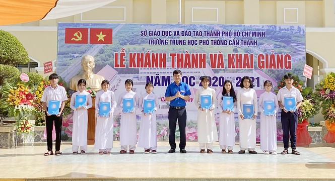 Chủ tịch Hội Sinh viên Việt Nam dự khai giảng vào trao học bổng - ảnh 3