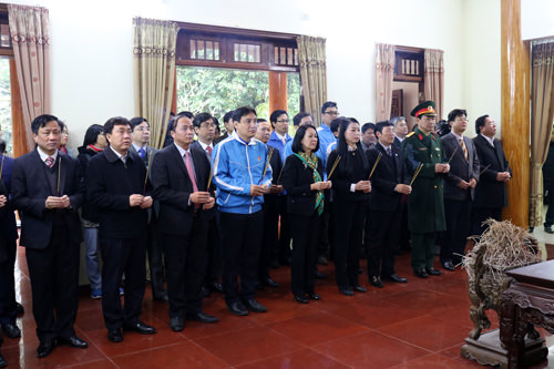 Lãnh đạo Đảng, Nhà nước thắp hương tại Nhà thờ tưởng niệm Chủ tịch Hồ Chí Minh trước lễ khởi động 