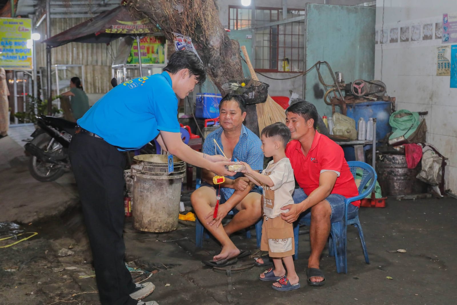 Những phần quà được trao tận tay các em nhỏ